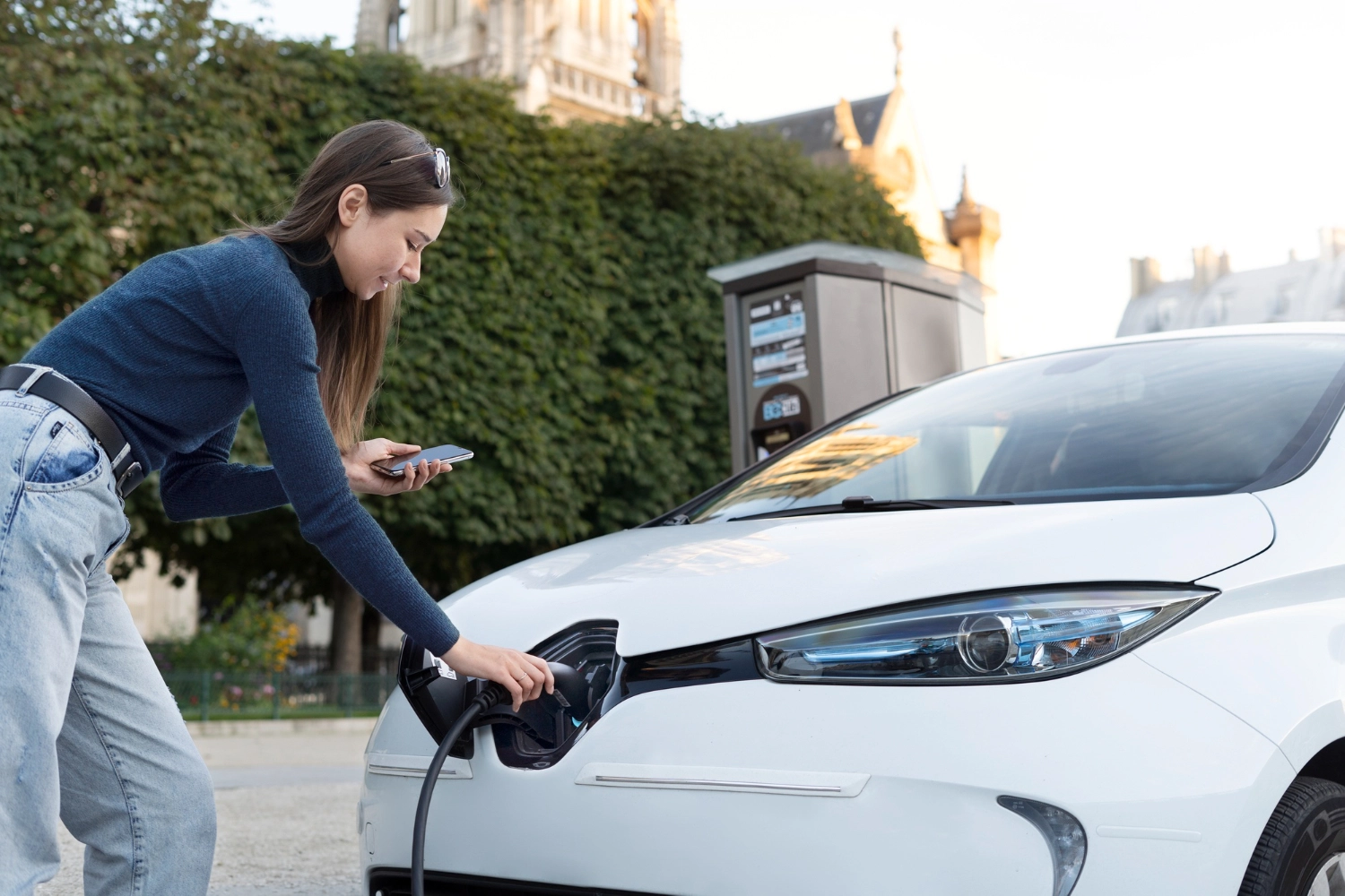Femme cherchant sa voiture avec borne de recharge électrique - Où acheter des leads bornes de recharge électrique