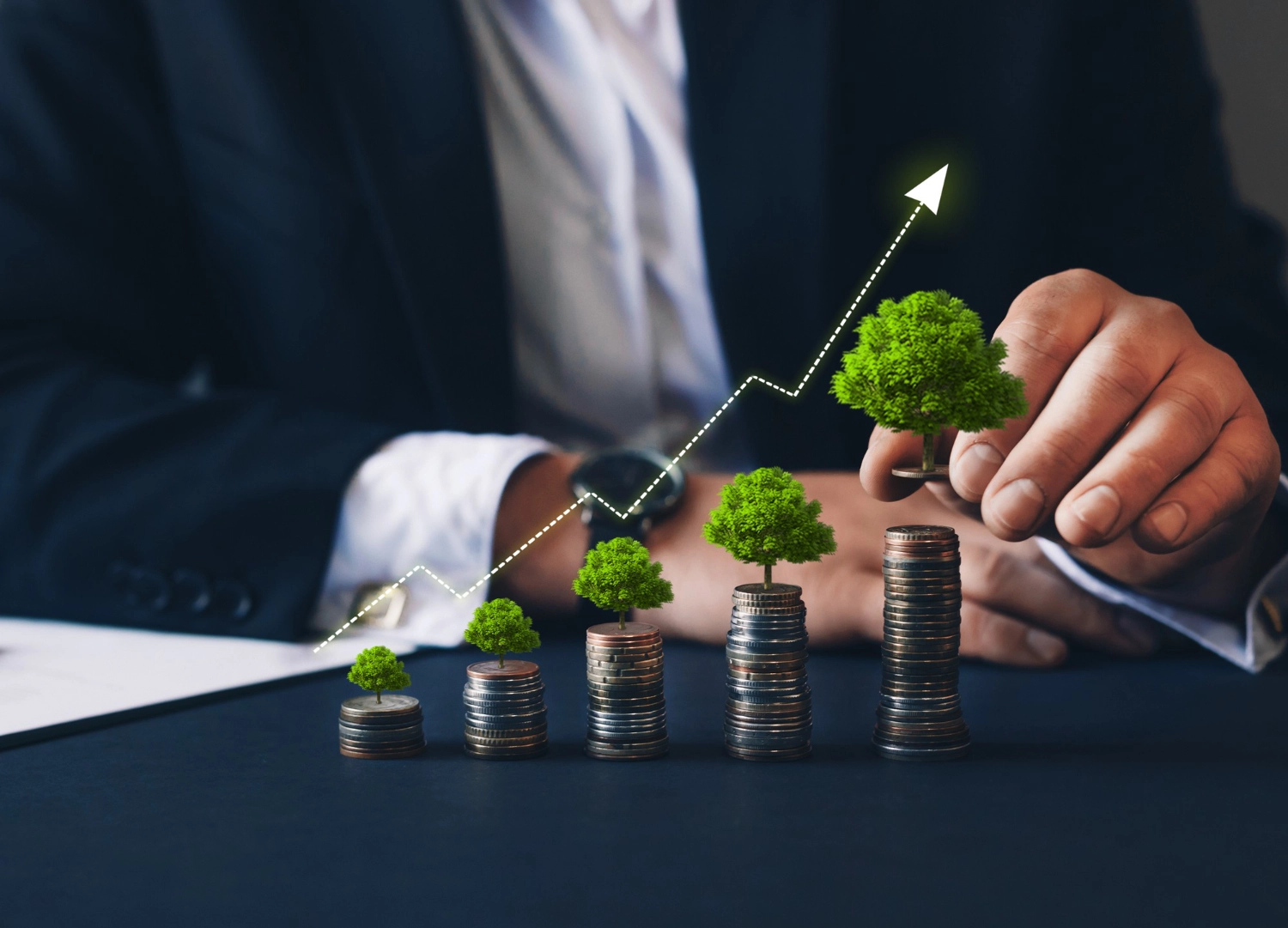 Un entrepreneur tenant une pièce de monnaie avec un graphique de croissance et un arbre, symbolisant investir leads pompe à chaleur pour un retour sur investissement optimal.