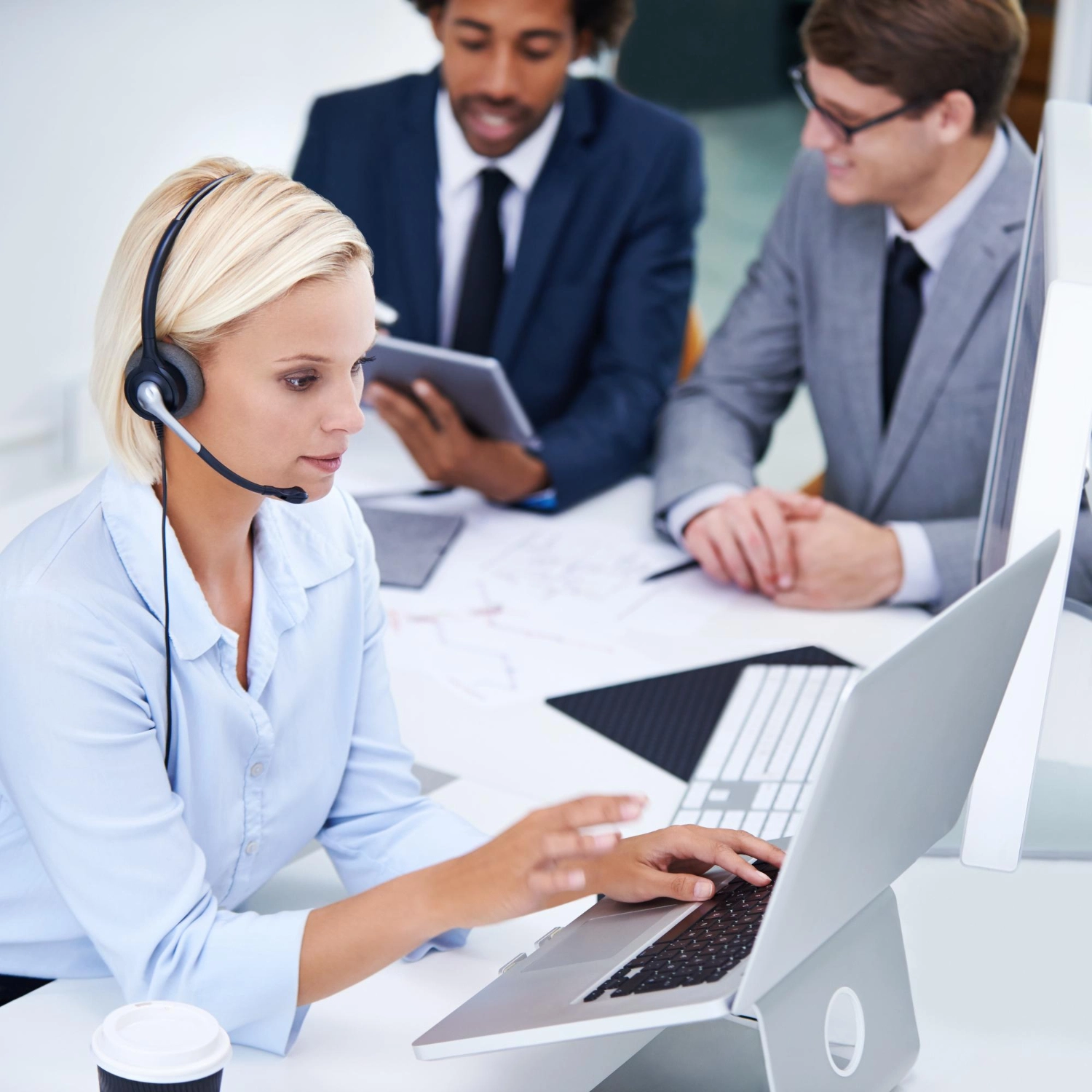 Illustration représentant la conversion entre lead et rendez-vous dans un call center, avec un tunnel de conversion et un agenda.