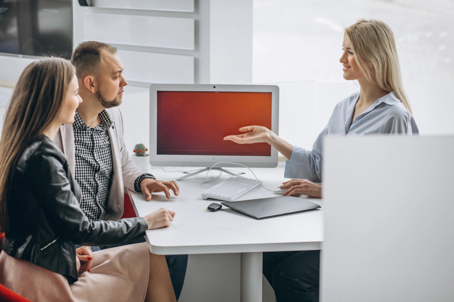 Illustration d’un centre d’appel spécialisé dans les leads IRVE call centers avec un agent en ligne générant des contacts qualifiés.