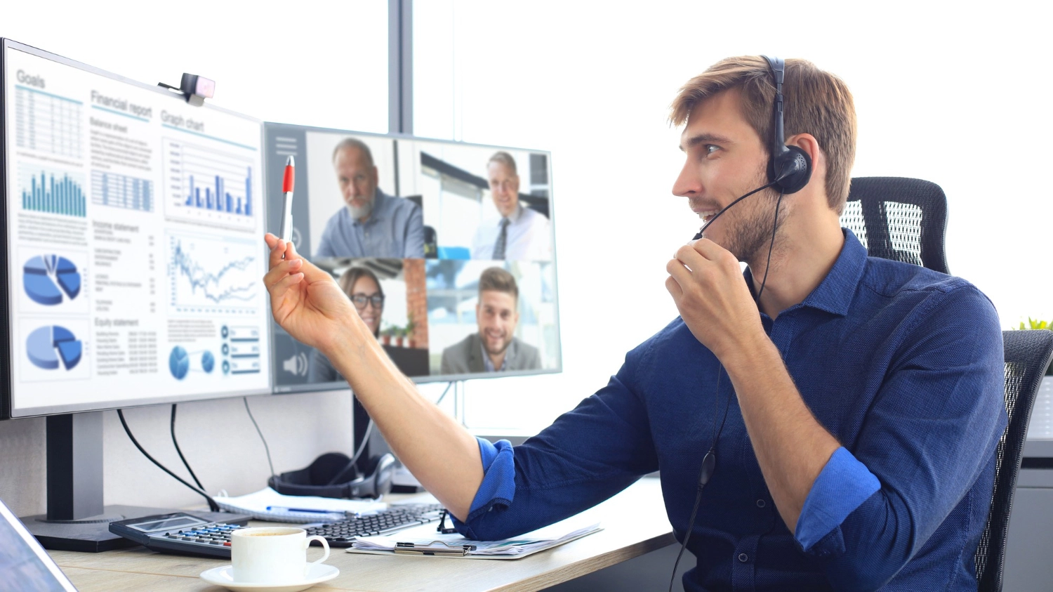 Agent de call center en train de préqualifier un lead rapide avec un outil digital pour filtrer les prospects efficacement.