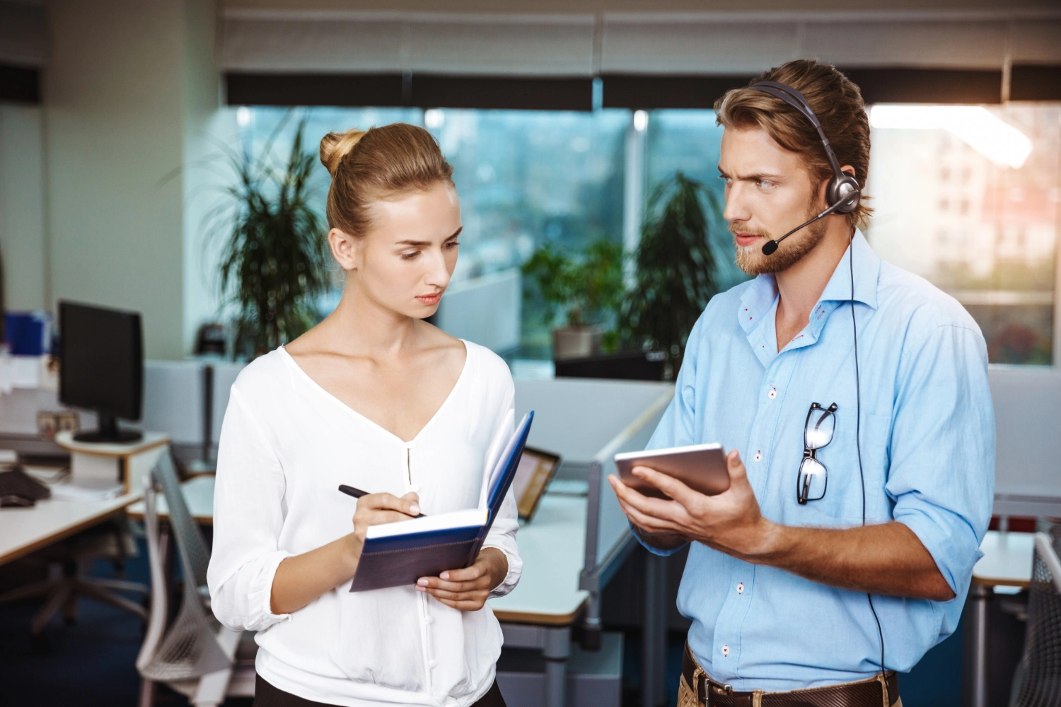 Agents en call center prise de rendez-vous qualifiant les leads pour des rendez-vous commerciaux.

