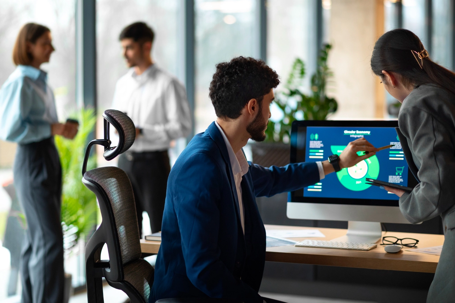 Illustration d'un professionnel utilisant un CRM gestion leads travaux.