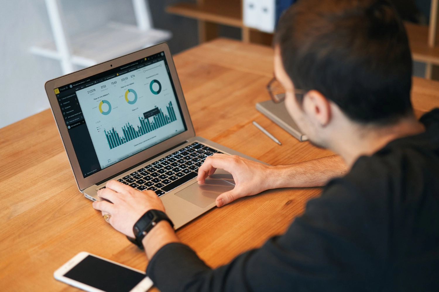 Illustration représentant l'intégration leads CRM dans une interface digitale automatisée.
