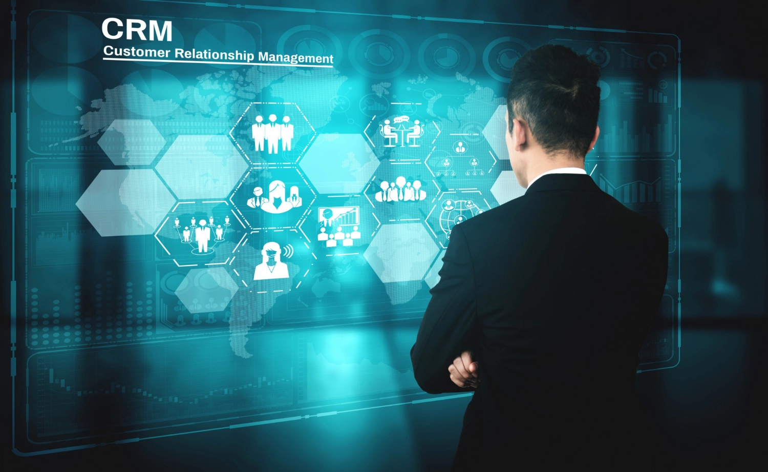 Illustration comparant relance automatisée manuelle pour améliorer la conversion des leads dans un CRM.