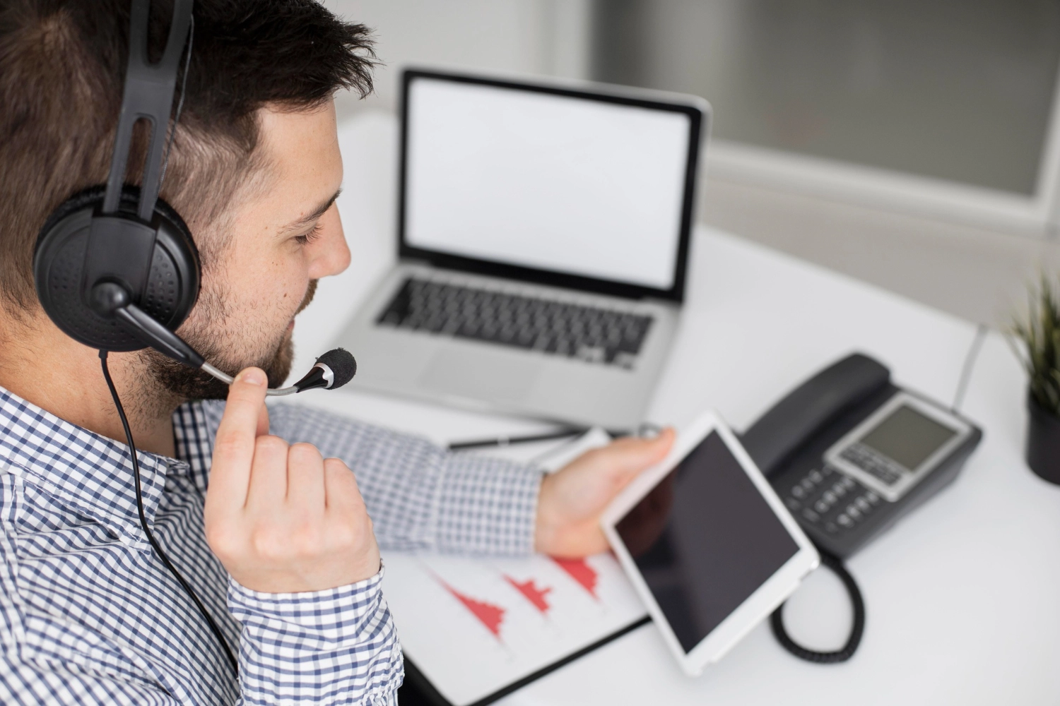 Commercial au téléphone suivant un script d'appel pour conversion efficace et rapide. 
